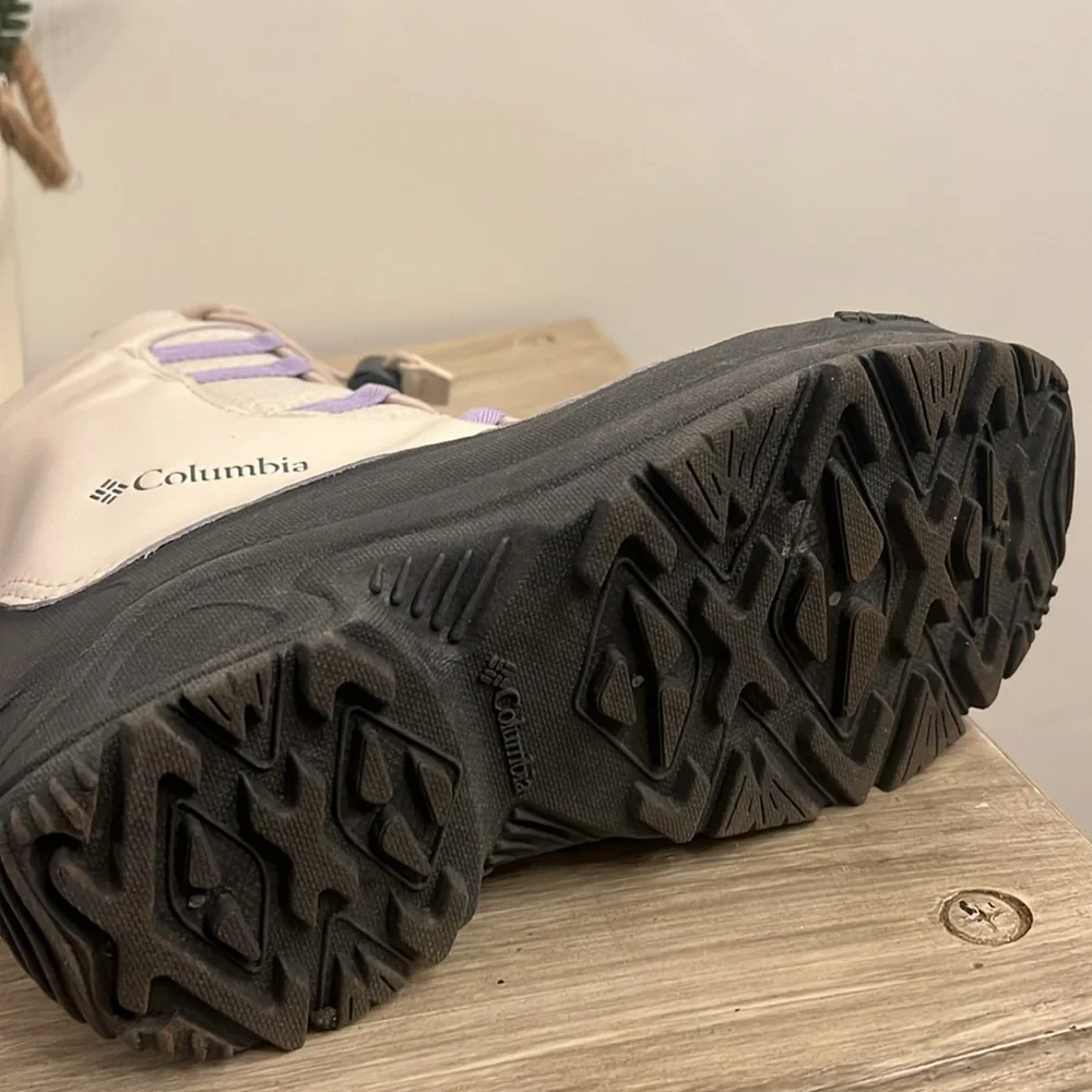 Size 6 Woman’s Columbia snow boot. Like new. Off white and lavender trim. Toggle